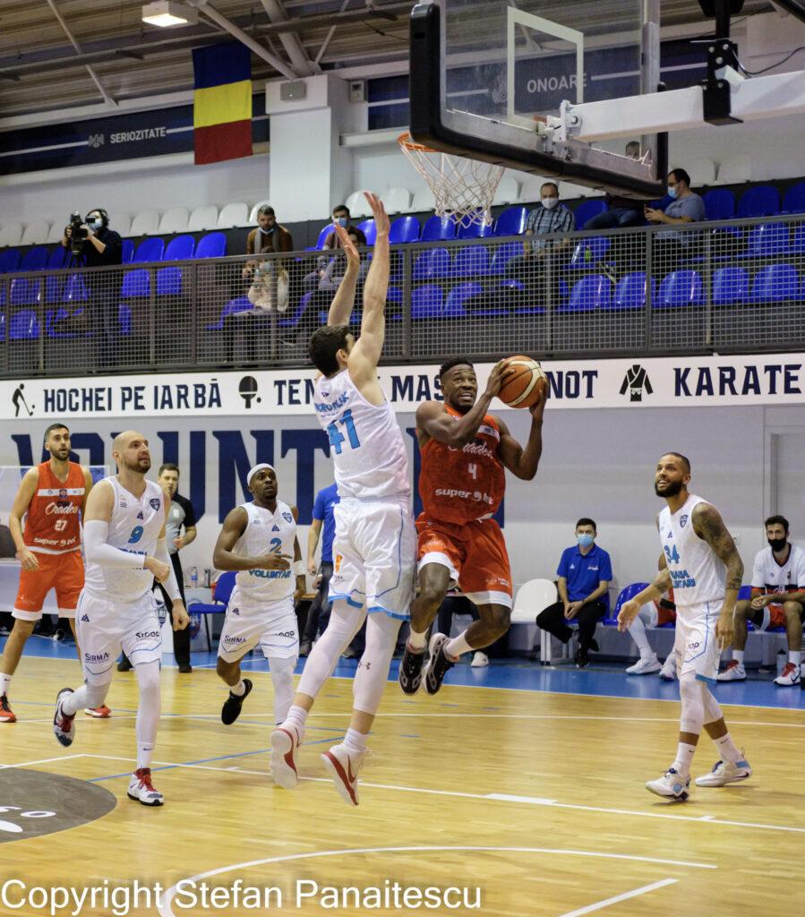 Oradea player drives to the rim in a game against Voluntari in sala Gabriela Szabo in Voluntari Romania