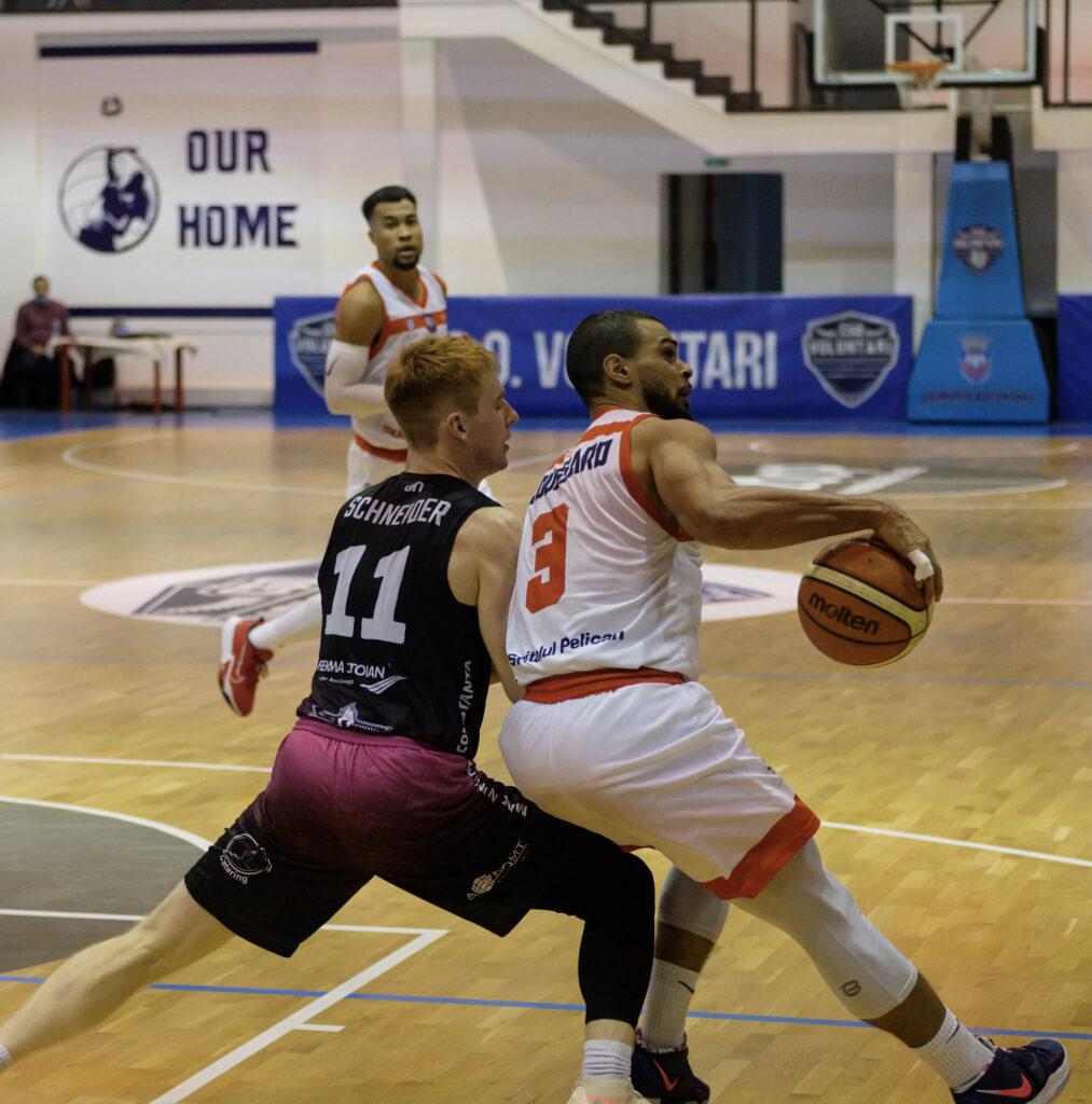 Constanta player trying to stop an offensive play from Oradea in a basketball game in Voluntari