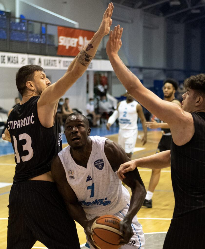 Voluntari player trying to core against U Cluj in a basketball game in Voluntari