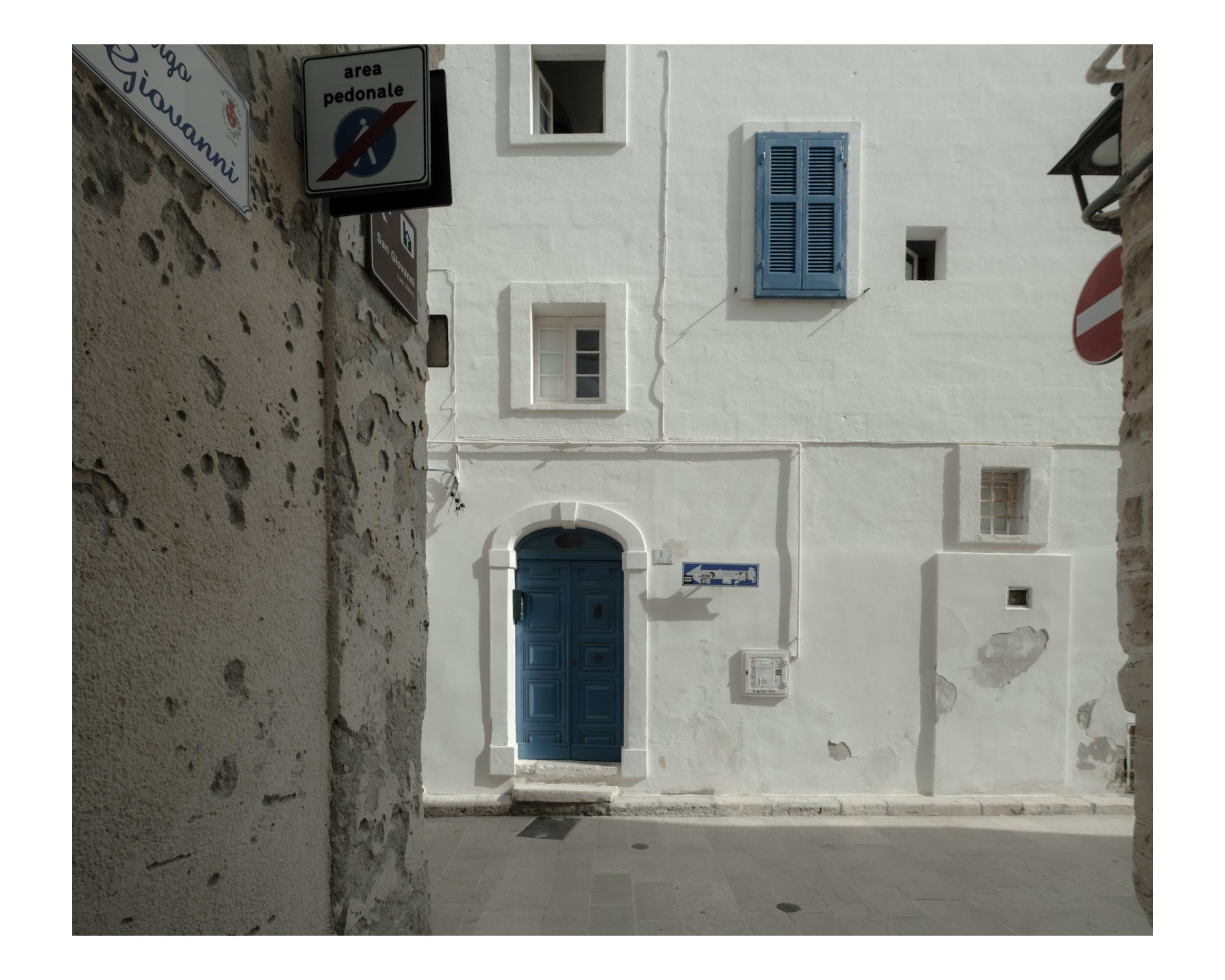 Monopoli alley blue door